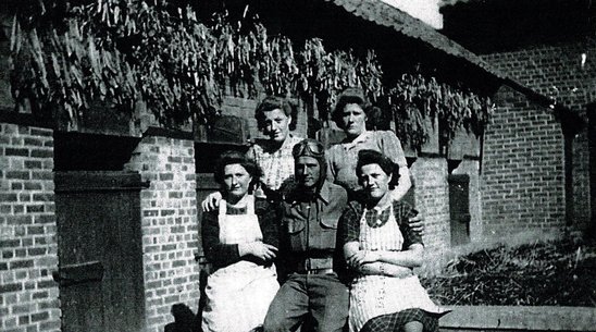Dochters familie Keupers met Amerikaanse militair Tweede Wereldoorlog